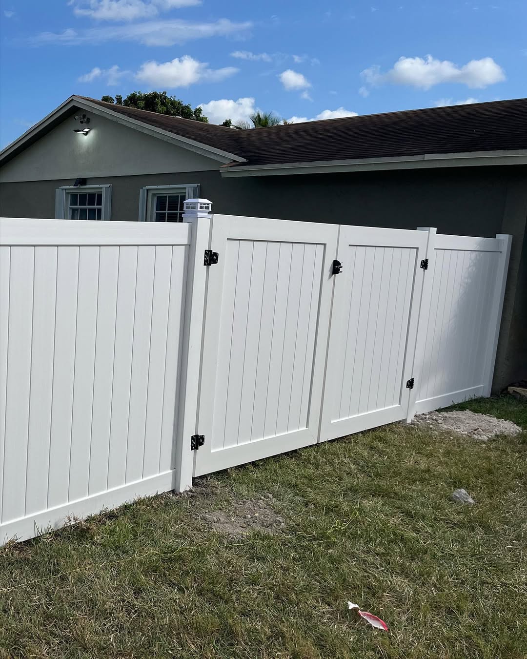 White vinyl privacy fence